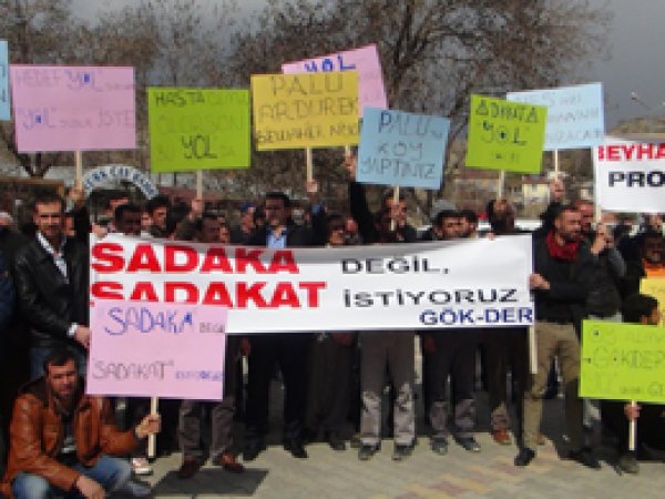 Yolları su altında kalan köylüler eylem yaptı
