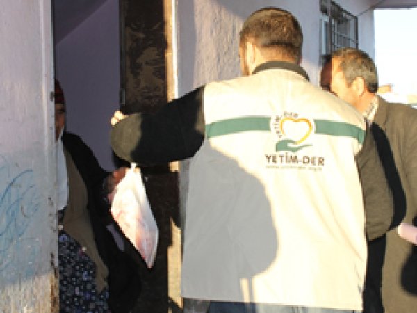 YETİM DER’den yoksul ailelere et yardımı 