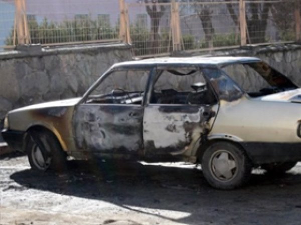 Elazığ'da 3 otomobil kundaklandı
