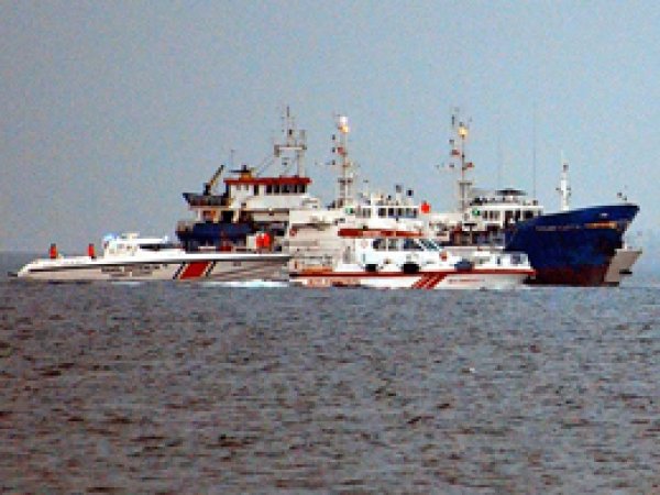 400 göçmen taşıyan gemiye operasyon