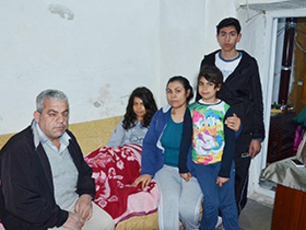 Bacakları çürüyen genç kız yardım bekliyor