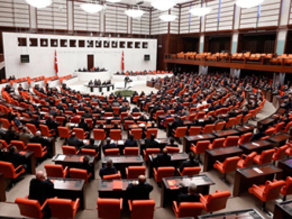 Parti Kapatmayı Zorlaştıran Teklif Komisyonda Kabul Edildi 