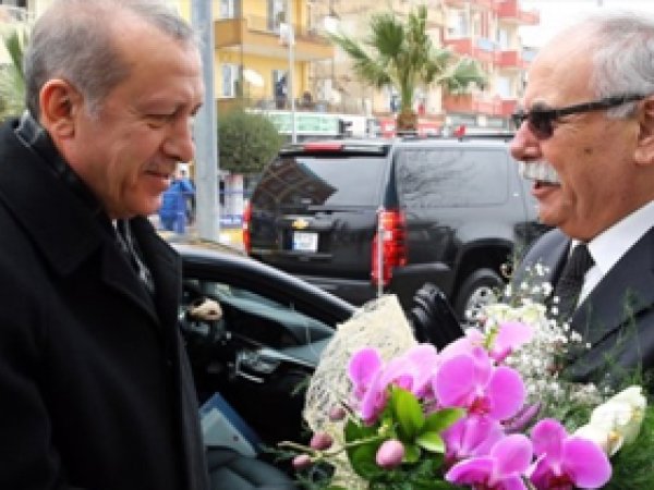CHP'li Gökhan Erdoğan'ı çiçekle karşıladı