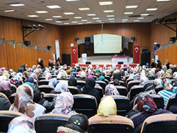 Ağrı'da 'İslam'da Kadının Yeri' konferansı