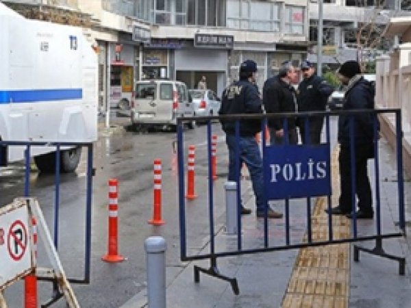 Paralel yapı operasyonunda 2 polis aranıyor