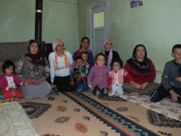3 odalı evde 15 nüfuslu 3 aile yaşıyor
