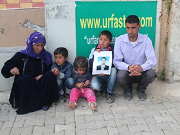 Urfa'da AK Parti önünde oturma eylemi