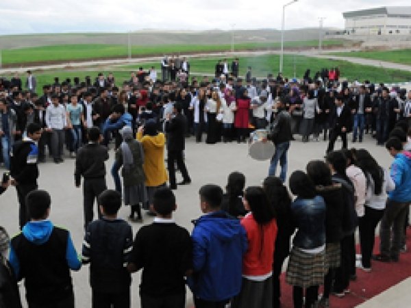 İmam Hatip Öğrencilerine Kızlı Erkekli Halay Çektirdiler 