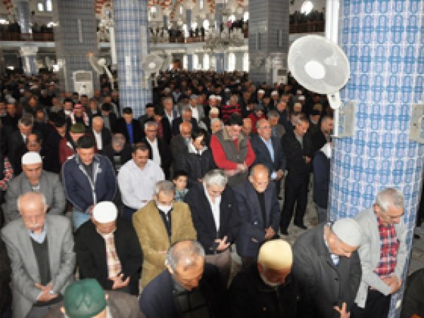 Mersin'de cemaatle 'Küsuf Namazı' kılındı