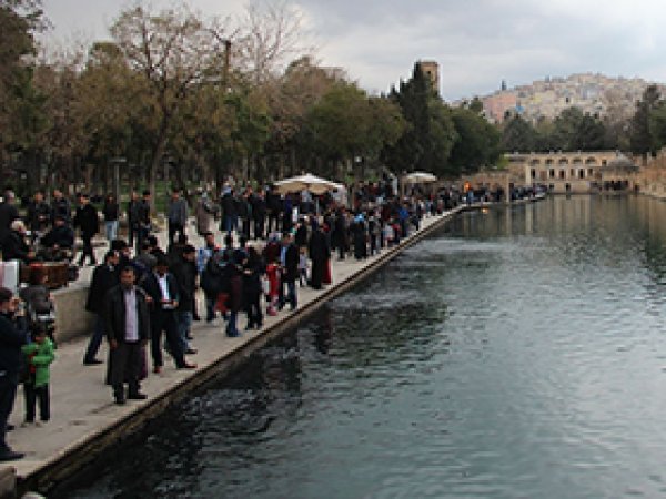 Urfa Balıklıgöl'e ziyaretçi akını