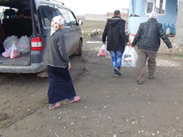 Doğubayazıt'ta muhtaç ailelere yardım dağıtıldı
