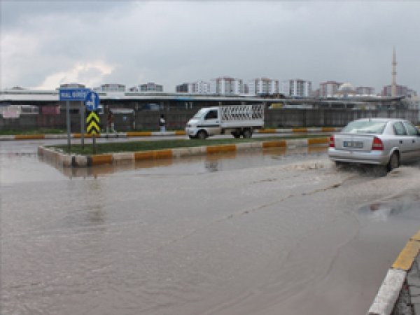 Yağışlar caddeleri göle çevirdi