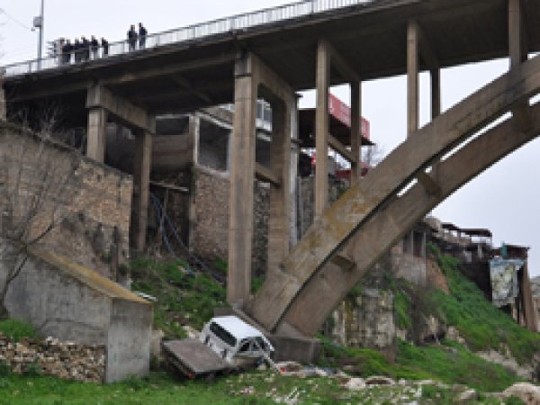Kamyonet köprüden uçtu: 3 yaralı 