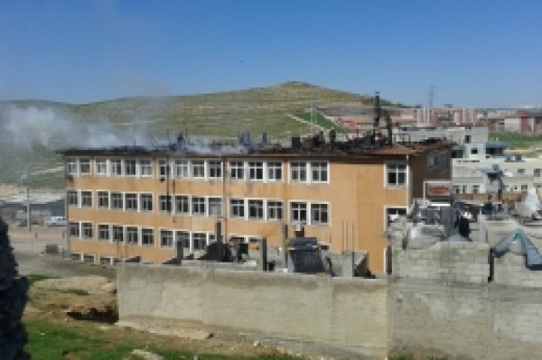 Okulda çıkan yangın paniğe neden oldu