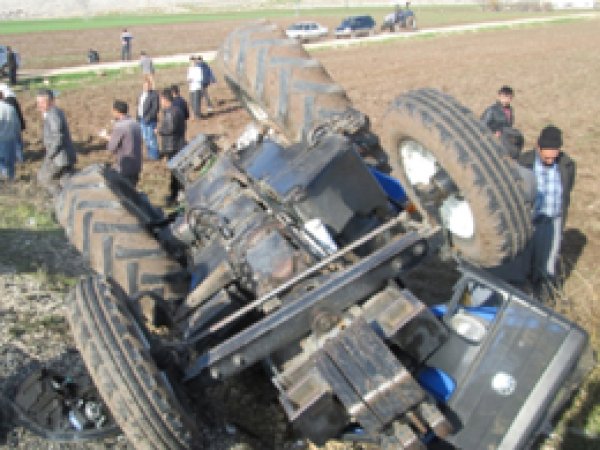 İşçileri taşıyan traktör devrildi; 2 ölü 15 yaralı