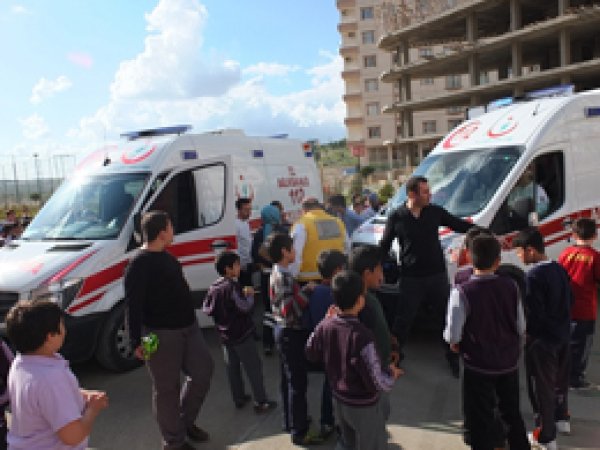 20 öğrenci hastaneye kaldırıldı