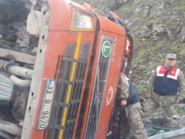 Bitlis’te kamyon devrildi:1 ağır yaralı