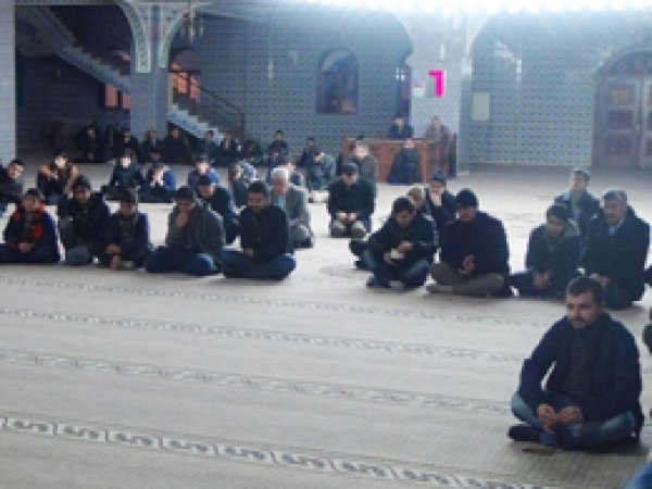 Bingöl’de gençler sabah namazında bir araya geldi