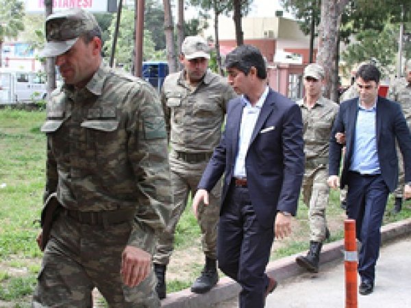 24 asker gözaltında