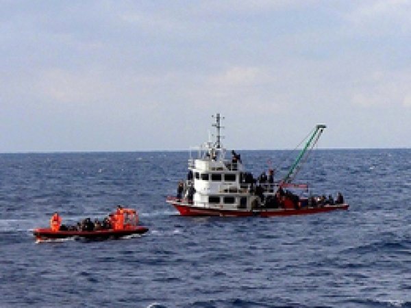Muğla'da kaçakları taşıyan tekne battı