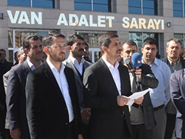 Mehdi Oğuz, adaylık için YSK'ya başvurdu