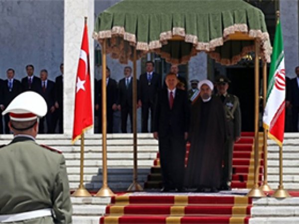 Erdoğan İran'da törenle karşılandı