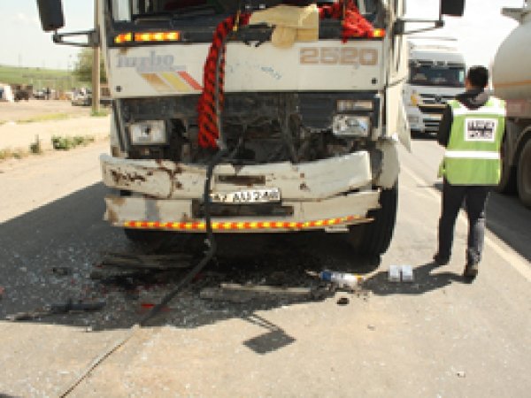 Kırmızı ışıkta bekleyen TIR'a çarptı: 1 yaralı