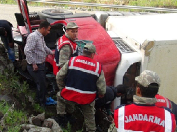 Bitlis Baykan karayolunda TIR devrildi: Bir ölü