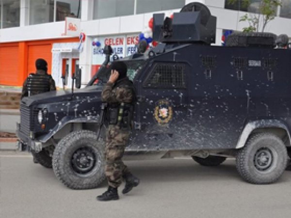 Batman'da polise taşlı saldırı