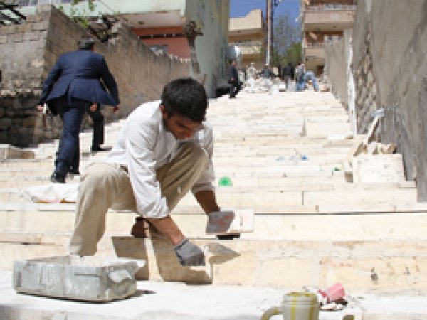 Merdivenler Mardin taşları ile süsleniyor