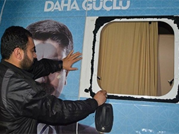  Seçim minibüsüne saldırıda 1 gözaltı