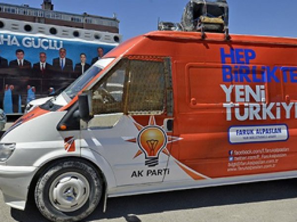 Seçim araçlarına "tel örgülü" koruma