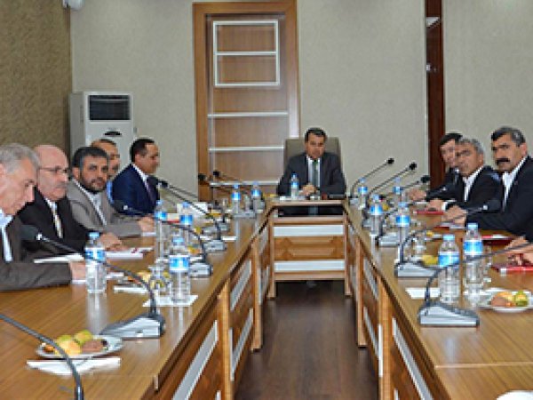 Vali Çelik, parti temsilcileriyle bir araya geldi