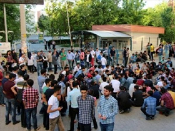 Öğrenciler rektörün odasını bastı: 18 gözaltı