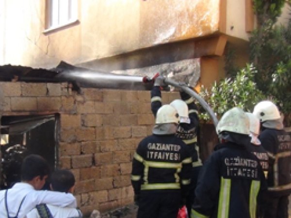 Antep'te Odunlukta çıkan yangın korkuttu