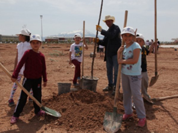 İlkokul Öğrencileri ASÜ’de fidan dikti