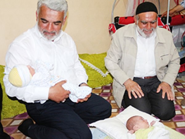 Yapıcıoğlu ikizlerin ailesine kirve oldu