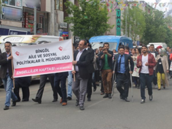 Engelliler engellerin kaldırılması için yürüdü