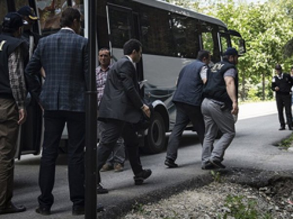 'Usulsüz dinleme' soruşturmasında 10 tutuklama
