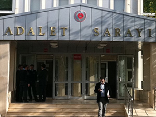 Avukatı tehdit eden sanıklara hapis