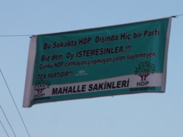 Mahalleliden HDP pankartına tepki
