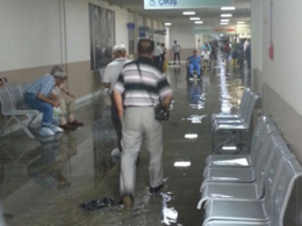 İzmir’de ani yağış su baskınına neden oldu