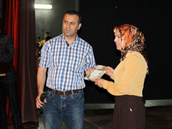 Bilgi yarışmasında dereceye girenlere ödül