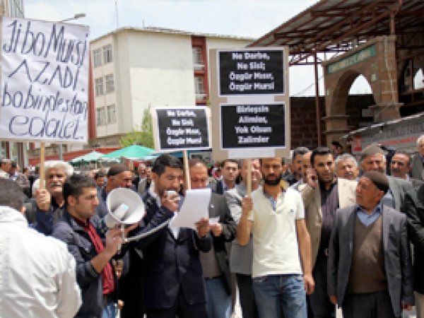Ağrı'da Mursi'ye verilen ceza kınandı