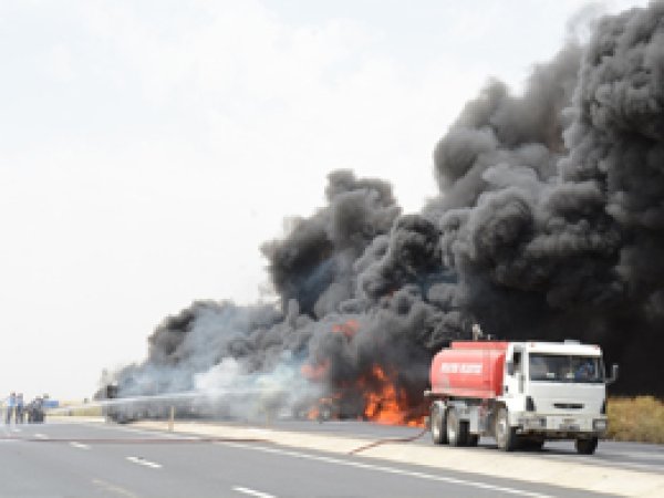 Alev alan petrol yüklü tanker İpekyolu'nu trafiğe kapattı