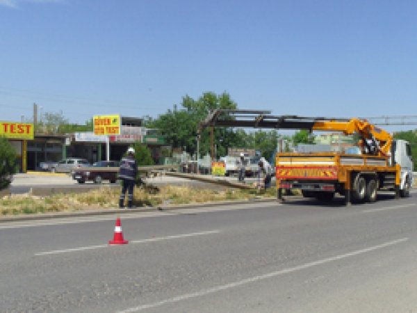 Kullanılmayan elektrik direkleri kaldırılıyor