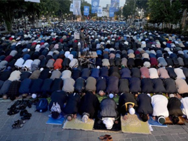 Ayasofya Meydanı'nda sabah namazı