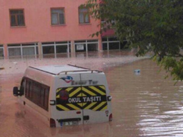 Aksaray şiddetli yağmura teslim oldu