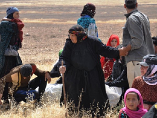 Sınırdaki Suriyeliler Akçakale'ye taşındı