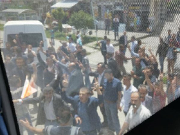 Bitlis'te AK Parti konvoyuna saldırı